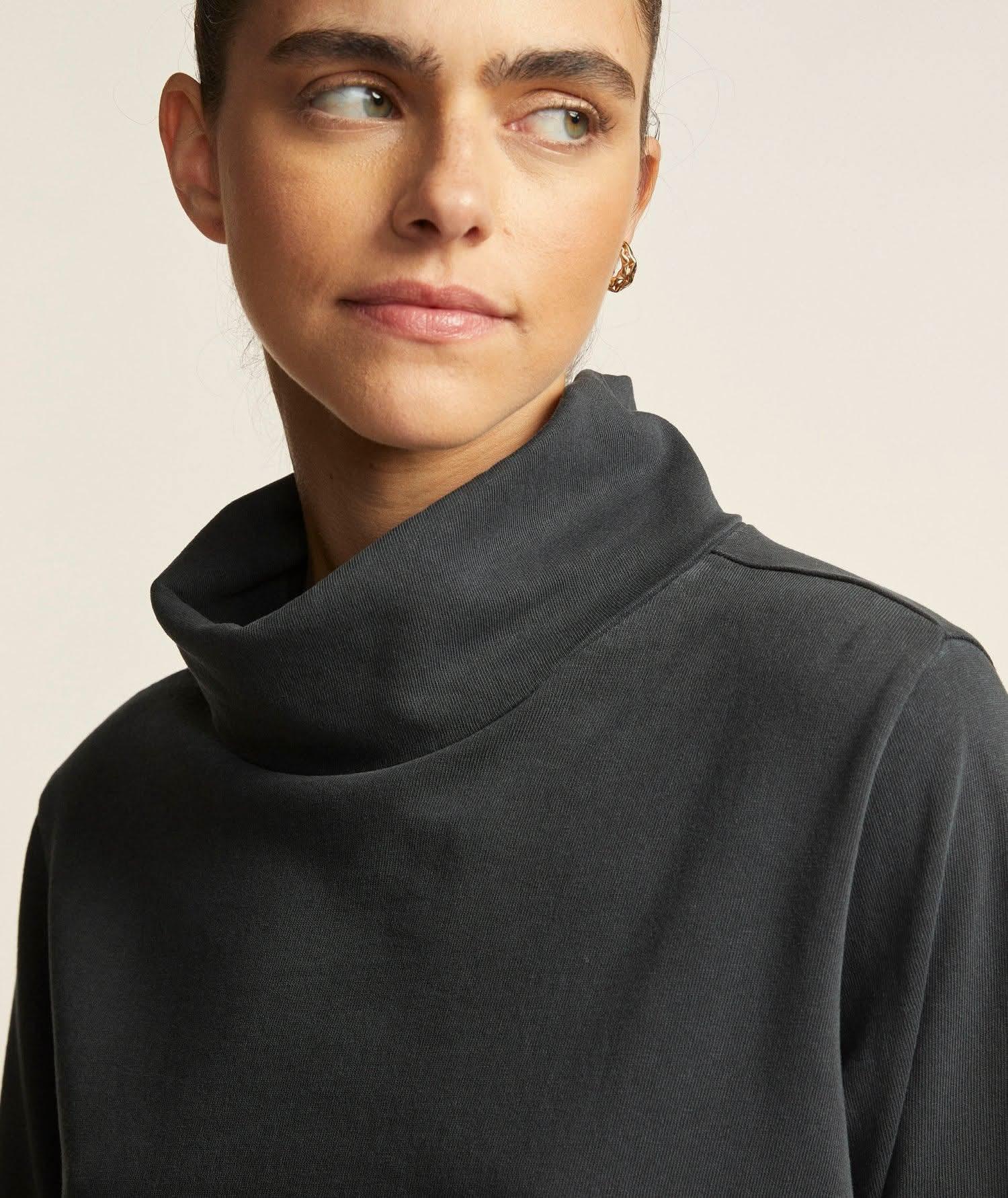 Blusa Gola Alta Thaila Preta Souq